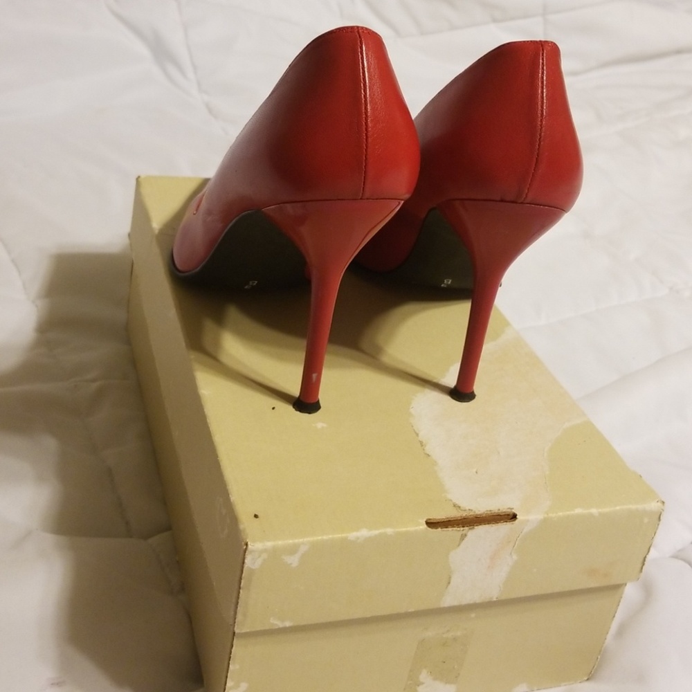 Beautiful classic Red pump - Picture 4 of 4
